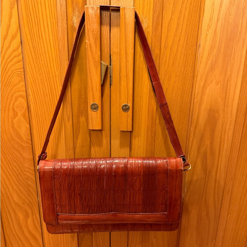 Vintage Brown Leather Shoulder Bag with Flap Closure